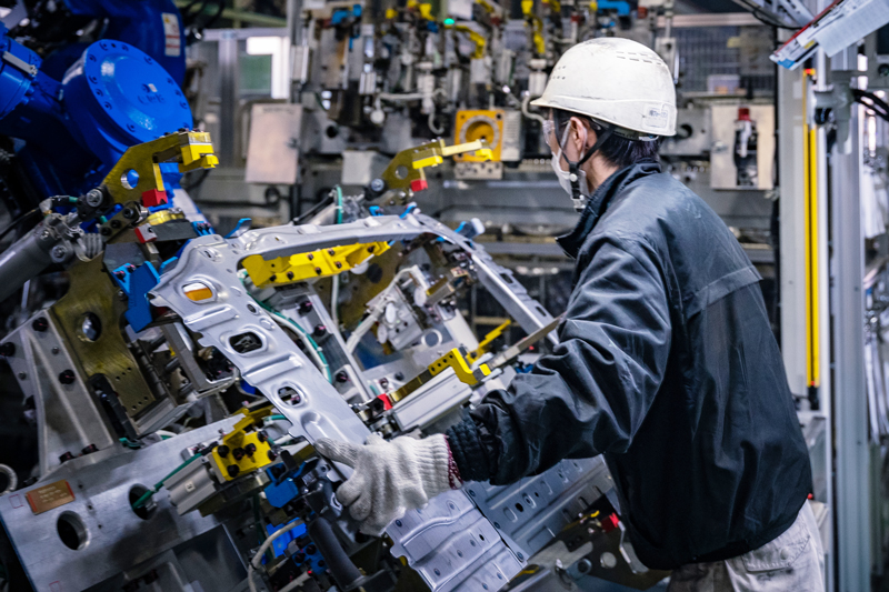 採用情報｜八城グループででは新卒採用、キャリア採用を積極的に行っています｜株式会社八城工業、株式会社フォースワン、大橋工業、アベニュー｜建設機械、自動車フレームの部品製造メーカー｜プレス加工・溶接・組立・レーザー加工｜ベテラン職人から若手の育成まで、働きやすい環境作りに力を入れています