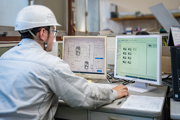 採用情報｜八城グループででは新卒採用、キャリア採用を積極的に行っています｜株式会社八城工業、株式会社フォースワン、大橋工業、アベニュー｜建設機械、自動車フレームの部品製造メーカー｜プレス加工・溶接・組立・レーザー加工｜ベテラン職人から若手の育成まで、働きやすい環境作りに力を入れています