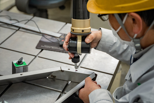 採用情報｜八城グループででは新卒採用、キャリア採用を積極的に行っています｜株式会社八城工業、株式会社フォースワン、大橋工業、アベニュー｜建設機械、自動車フレームの部品製造メーカー｜プレス加工・溶接・組立・レーザー加工｜ベテラン職人から若手の育成まで、働きやすい環境作りに力を入れています