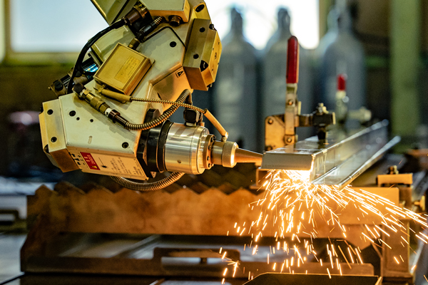 採用情報｜八城グループででは新卒採用、キャリア採用を積極的に行っています｜株式会社八城工業、株式会社フォースワン、大橋工業、アベニュー｜建設機械、自動車フレームの部品製造メーカー｜プレス加工・溶接・組立・レーザー加工｜ベテラン職人から若手の育成まで、働きやすい環境作りに力を入れています